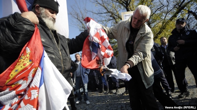 Radikali pale hrvatsku zastavu na protestima protiv oslobađajuće presude Gotovini i Markaču, održanim  u Beogradu