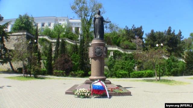 Цветы и венки, возложенные к памятнику Екатерине II в Севастополе
