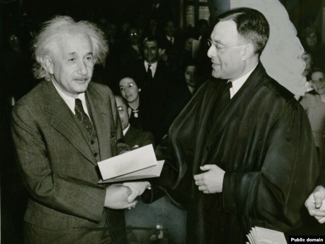Albert Einstein-ə Amerika vətəndaşlığı verilir, 1940