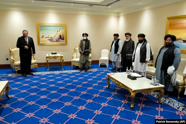 مایک پومپئو، وزیر خارجه وقت آمریکا، در دیدار با مقامات و مذاکرهکنندگان طالبان در دوحه، ۲۱ نوامبر ۲۰۲۰