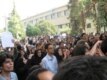 صدها دانشجوی مخالف آقای احمدی نژاد شعارهایی نظیر «مرگ بر دیکتاتور» سر دادند.