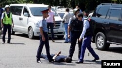 Күдікті Руслан Күлекбаевтың (жерде) ұсталған сәті. Алматы, 18 шілде 2016 жыл.