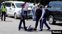Алматыда полиция қарулы шабуыл жасады деген күдіктіні ұстап жатыр. 18 шілде 2016 жыл.