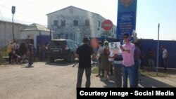 Родственники и сторонники гражданских активистов Макса Бокаева и Талгата Аяна у следственного изолятора. Атырау, 29 июля 2016 года.