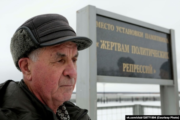 Павел Акимов около знака, на месте которого должен быть установлен памятник жертвам сталинских репрессий