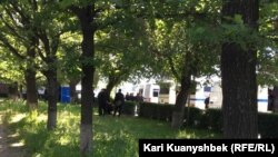 Сотрудники полиции и полицейские автобусы с северной стороны площади Республики.