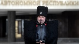 Қырымда казак киімін киіп жүрген адам. Симферополь, 12 наурыз 2014 жыл.