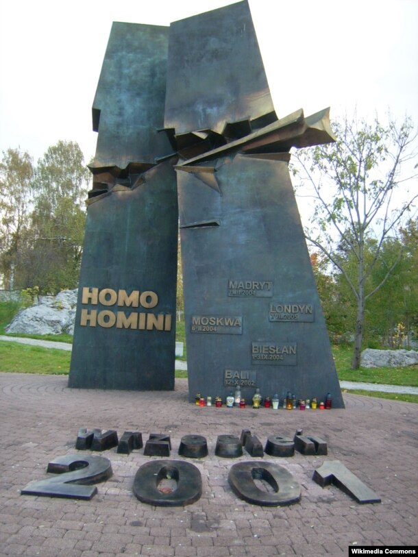 Një memorial kushtuar viktimave të sulmeve në Kielce të Polonisë, quhet &ldquo;Homo Homini&rdquo;, që në latinisht do të thotë &ldquo;Njeriu për Njeriun&rdquo;. Emrat e sulmeve të tjera terroriste të 15 viteve të fundit janë të gdhendur në monumentin që përfaqëson Kullat Binjake.