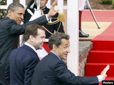 Слева направо: Обама, Медведев, Саркози на самиите «большой восьмерки» в Довиле (Франция), 26 мая 2011 г.