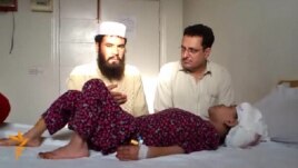 Abdul Wahed (l) and his daughter, interviewed by Radio Azadi's Mujeeb Angaar, 28Aug2012