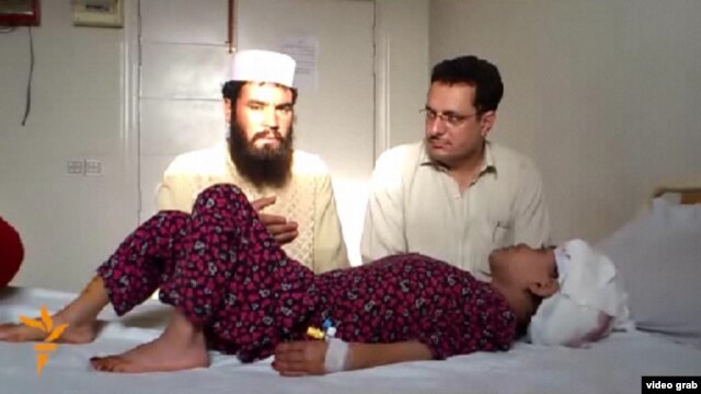 Abdul Wahed (l) and his daughter, interviewed by Radio Azadi's Mujeeb Angaar, 28Aug2012