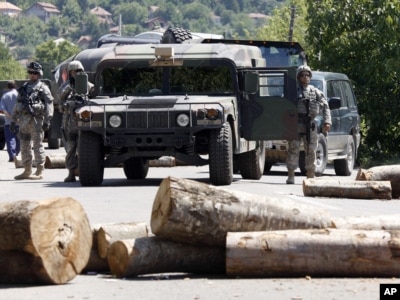 Vojnici KFOR-a patroliraju na putu kod sela Rudare, gde su lokalni Srbi postavili barikade, 27. jul 2011.