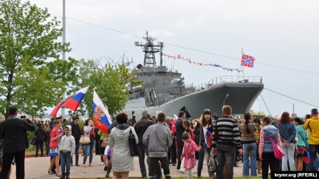 Большой десантный корабль "Калининград" Черноморского флота России прибыл в аннексированную Керчь для празднования Дня Победы. 9 мая 2014 года