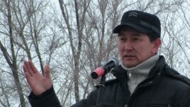 Журналист Лұқпан Ахмедияров Жаңаөзен оқиғасының жүз күндігіне орай өткен қарсылық шарасында тұр. Орал, 24 наурыз 2012 жыл.