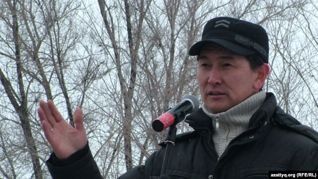 Журналист Лұқпан Ахмедияров Жаңаөзен оқиғасының жүз күндігіне орай өткен қарсылық шарасында тұр. Орал, 24 наурыз 2012 жыл.