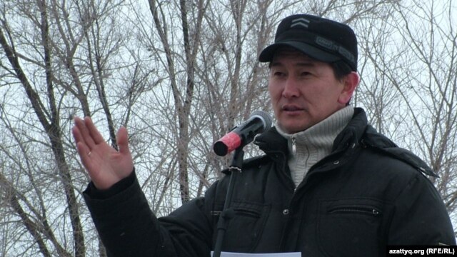 Жаңаөзен оқиғасының жүз күндігіне орай өткен қарсылық митингісін ұйымдастырушы Лұқпан Ахмедmяров. Орал, 24 наурыз 2012 жыл.