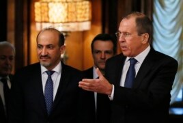 Министр иностранных дел России Сергей Лавров (справа) во время встречи с главой сирийской национальной коалиции Ахмадом аль-Джаброй (слева). Москва, 4 февраля 2014 года.