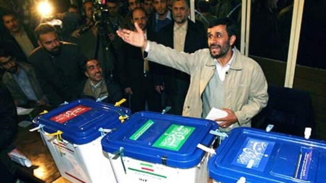 President Ahmadinejad voting on December 15 (Fars)