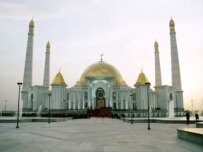 Niyazov oversaw some grandiose projects, like the building of the country's biggest mosque in Kipchak (file) (ITAR-TASS)