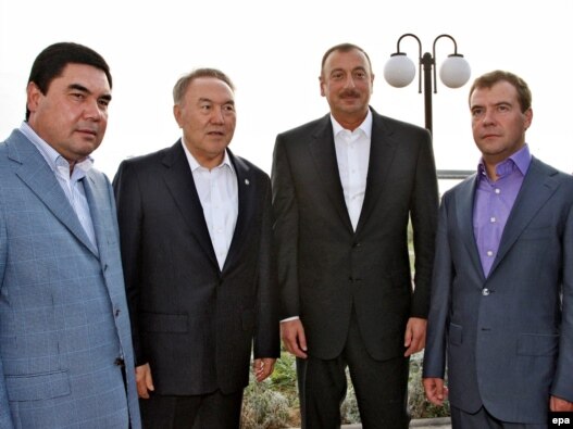 Türkmenistanyň prezidenti Gurbanguly Berdimuhamedow (çepde), Gazagystanyň prezidenti Nursoltan Nazarbaýew (çepden 2-nji), Azerbeýjanyň prezidenti Ylham Aliýew (sagdan 2-nji) we Orsýetiň prezidenti Dimitriý Medwedew (sagda) Aktauda, 11-nji sentýabr, 2009 ý