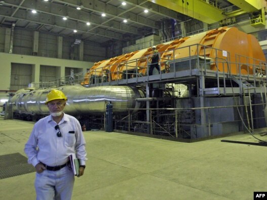 یک تکنیسین روس در داخل نیروگاه بوشهر