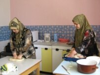 Momina (right) and Odina prepare lunch at the Straz pod Ralskem camp (RFE/RL)