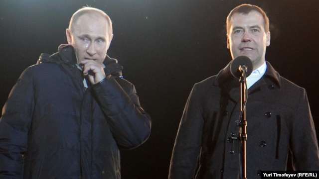 Владимир Путин и Дмитрий Медведев во время выступления на Манежной площади 4 марта 2012