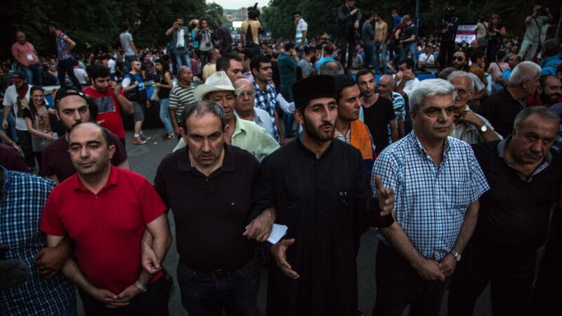 Полиция Еревана ждет, что митингующие разойдутся сами