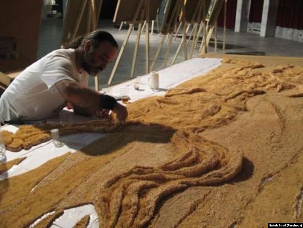 Më 26 korrik 2007, Saimir Strati nisi punën e një mozaiku nga rrëmojëset, me madhësi 4 me 2 metra, për të krijuar imazhin e një kali. Ky punim, sipas artistit, i është kushtuar Antonio Gaudit dhe u konfirmua më 4 shtator 2007 si mozaiku më i madh në botë i punuar nga rrëmojëset. Për mozaikun, që u shfaq në Qendrën Ndërkombëtare Kulturore Arbnori në Tiranë, u përdorën 1.5 milion rrëmojëse.