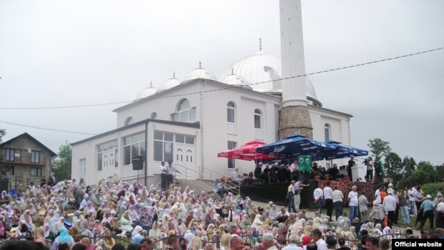 Sa otvaranja džamije u Piljužićima, juli 2010.