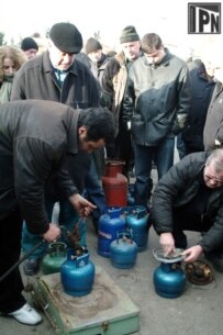 Georgians queue for gas in Tbilisi, 22 January (InterPressNews)