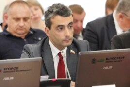 Лев Шлосберг на заседании Псковского областного собрания. Июнь 2014 года