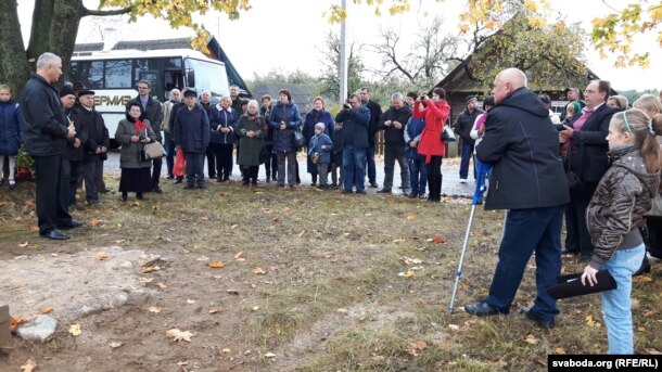 Выступае старшыня Гарадзенскага саюзу пісьменьнікаў Валянцін Дубатоўка