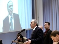 Garry Kasparov speaks during the opening of the National Assembly of opposition forces (RFE/RL)