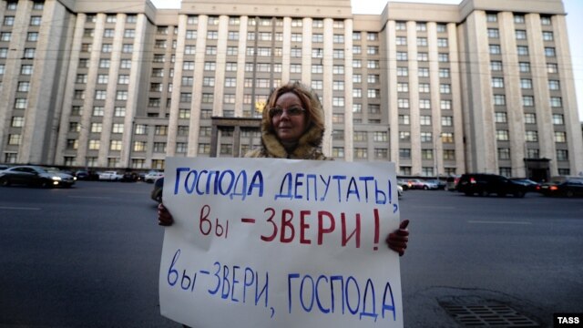 Protest în fața clădirii Parlamentului rus la Moscova