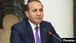 Армения премьері Овик Абрамян үкімет жиынында отставкаға кететінін жариялап тұр. Ереван, 8 қыркүйек 2016 жыл.