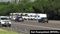 Автобусы и микроавтобусы полиции на площади Республики в Алматы. 21 мая 2016 года.
