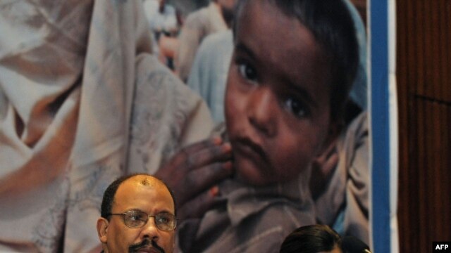 Hina Rabbani Khar (right) with acting UN humanitarian coordinator Martin Mogwanja at the launch of a Pakistani Humanitarian Response Plan in Islamabad in May 2009.