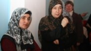 Жены узбекских беженцев-мусульман Шахло Жалолова (слева) и Умида Азимова (справа) на съезде ОСДП "Азат". Алматы, 12 февраля 2011 года. 