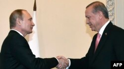 Ресей президенті Владимир Путин (сол жақта) мен Түркия президенті Тайып Ердоған Санкт-Петербургте кездесіп тұр. 9 тамыз 2016 жыл