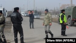 Усиленные наряды полиции в селе Бурыл Байзакского района Жамбылской области. 18 февраля 2016 года.