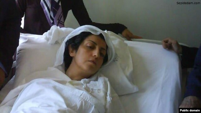 نرگس محمدی در بیمارستان