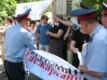 В схватке за плакаты.
