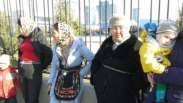 Женщины приковали себя цепями к ограждению перед генеральной прокуратурой. Астана, 15 апреля 2014 года.