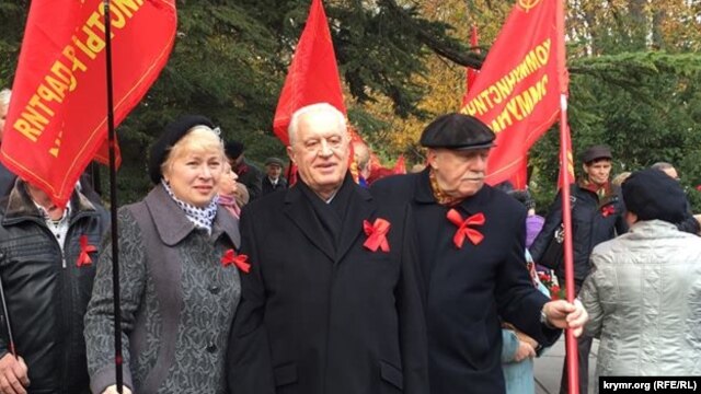 Леонид Грач (в центре) со своими соратниками. 7 ноября 2015 года