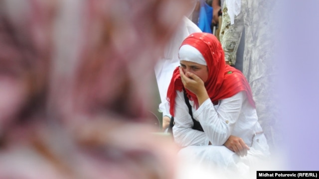 Porodice žrtava na obilježavanju godišnjice genocida u Srebrenicii, 11. jul 2011.