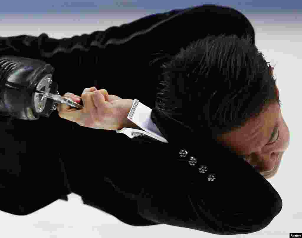 Kazakhstan's Denis Ten performs during the men's short program at the ISU Grand Prix of Figure Skating Rostelecom Cup in Moscow. (Reuters/Grigory Dukor)