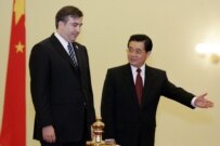 Chinese President Hu Jintao (right) greets President Saakashvili in Beijing today (epa)