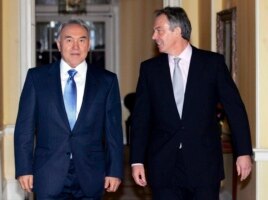 006-cı il. Britaniyanın baş naziri Tony Blair (sağda) və Qazaxıstan prezidenti Nursultan Nazarbayev, London 2006-cı il. Britaniyanın baş naziri Tony Blair (sağda) və Qazaxıstan prezidenti Nursultan Nazarbayev, London