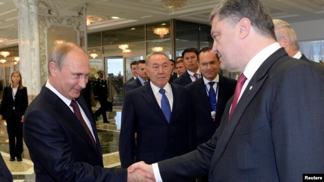 Ресей президенті Владимир Путин (сол жақта) мен Украина президент Петр Порошенко (оң жақта). Минск, 26 тамыз 2014 жыл.